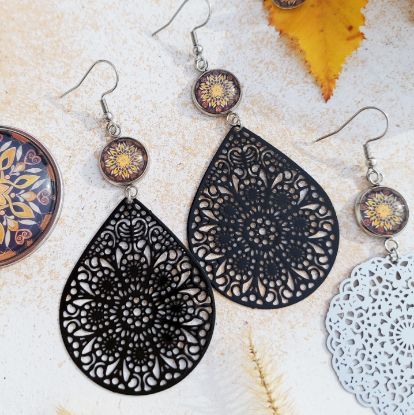 Zeige Details für Folge deinem Herzensweg - Ohrhänger aus Edelstahl mit schwarzem Ornament-Anhänger Bild von Folge deinem Herzensweg - Ohrhänger aus Edelstahl mit schwarzem Ornament-Anhänger