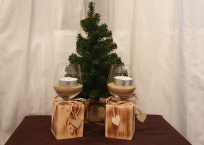 Zeige Details für Holz mit Weinglas Bild von Holz mit Weinglas