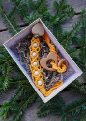 Makramee Geschenkbox für Babies und Kleinkinder in der Farbe Mango/Gelb/Orange