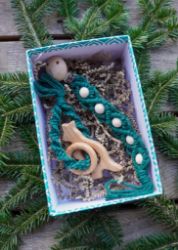 Makramee Geschenkbox für Babies und Kleinkinder in der Farbe Dunkelgrün