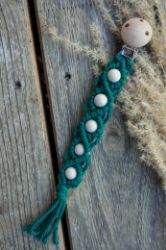 Makramee Schnullerkette in Dunkelgrün mit einem runden Holzclip