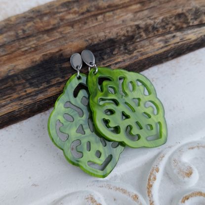 Zeige Details für Ornament-Ohrstecker - Rhombusform aus Resin - olive green Bild von Ornament-Ohrstecker - Rhombusform aus Resin - olive green