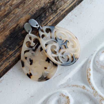 Zeige Details für Ornament-Ohrstecker - Tropfenform aus Resin - creme black Bild von Ornament-Ohrstecker - Tropfenform aus Resin - creme black