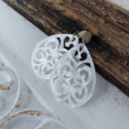 Zeige Details für Ornament-Ohrstecker - Tropfenform aus Resin - bright white Bild von Ornament-Ohrstecker - Tropfenform aus Resin - bright white