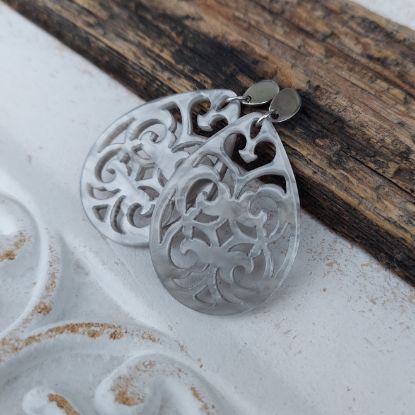 Zeige Details für Ornament-Ohrstecker - Tropfenform - sand grey Bild von Ornament-Ohrstecker - Tropfenform - sand grey