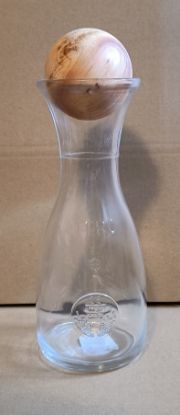 Zeige Details für Glas Karaffe mit Zirbenholz Kugel Bild von Glas Karaffe mit Zirbenholz Kugel