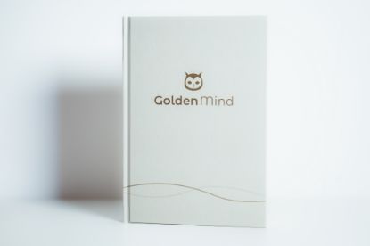 Weiß mit goldener Schrift, Eule im Logo, Hardcover-Buch Cover Begleitbuch Golden Mind