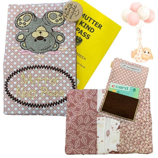 Picture of Handgemachte Mutter-Kind-Pass Hülle – verspielter Bär in zarten Rosatönen