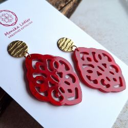 Picture of Ornament-Ohrringe aus Resin - cherry red - Stecker goldfarbig