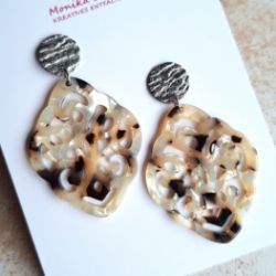Bild von Ornament-Ohrstecker - Rhombusform aus Resin - beige brown