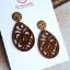Bild von Ornament-Ohrstecker - Tropfenform - aus Resin - toffie brown - Stecker rund goldfarbig